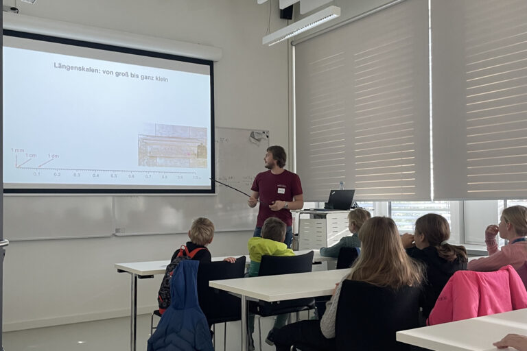 FAU KinderUni explores the colourful micro- and nanoworld at IMN